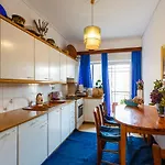 Bright Comfy Flat Near The & The Center Apartment
