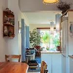 Bright Comfy Flat Near The & The Center
